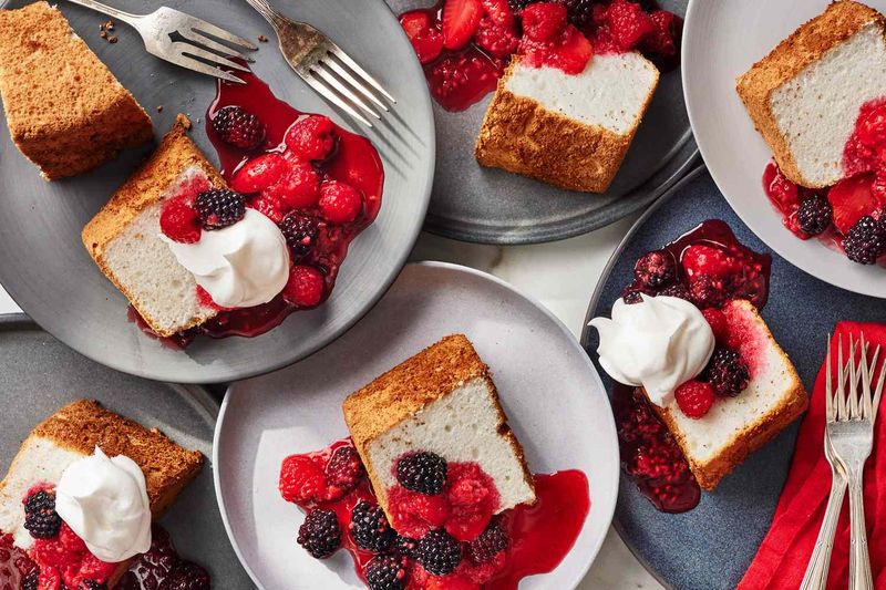 Angel Food Cake With Berry Cream Sauce